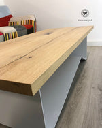 Coffee Table di design con piano in legno massello di rovere spazzolato su struttura geometrica in metallo di colore bianco opaco