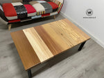 Coffee Table di design con piano in legno massello con sette essenze differenti su struttura geometrica in metallo di colore nero opaco