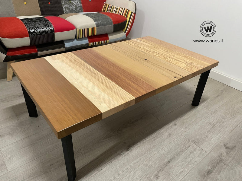 Coffee Table di design con piano in legno massello con sette essenze differenti su struttura geometrica in metallo di colore nero opaco