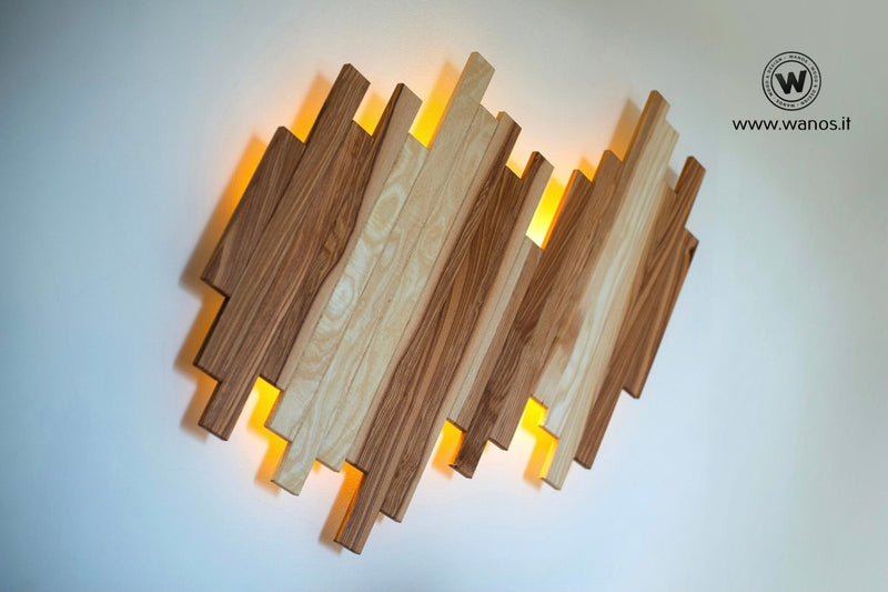 Applique di design realizzata in legno massello nobile con led integrato