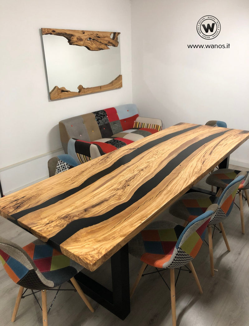 Tavolo di design  con piano in legno massello di ulivo secolare immerso in resina nera su struttura in ferro