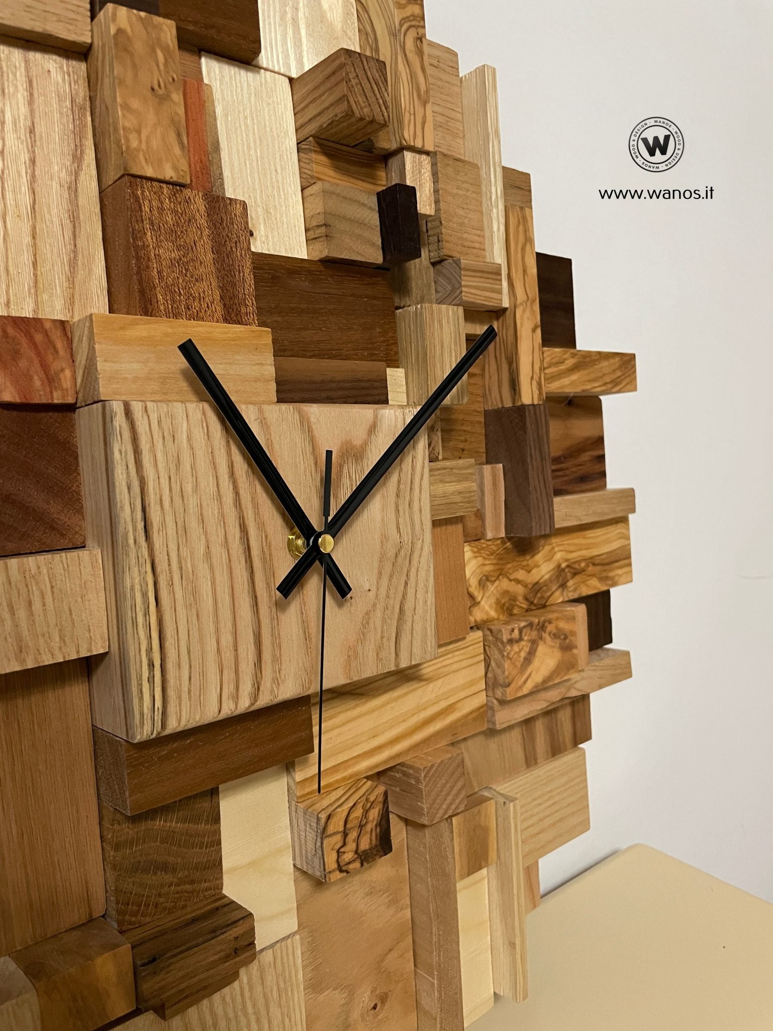 Orologio da parete circolare realizzato in mosaico di legno massello n –  Wanos Wood & Design