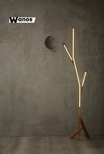 Piantana da terra in legno massello di castagno con luce led integrata