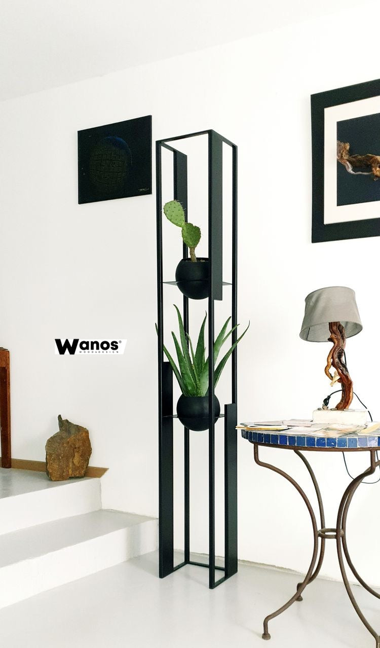 Porta Piante verticale di design realizzato in metallo color nero opac –  Wanos Wood & Design