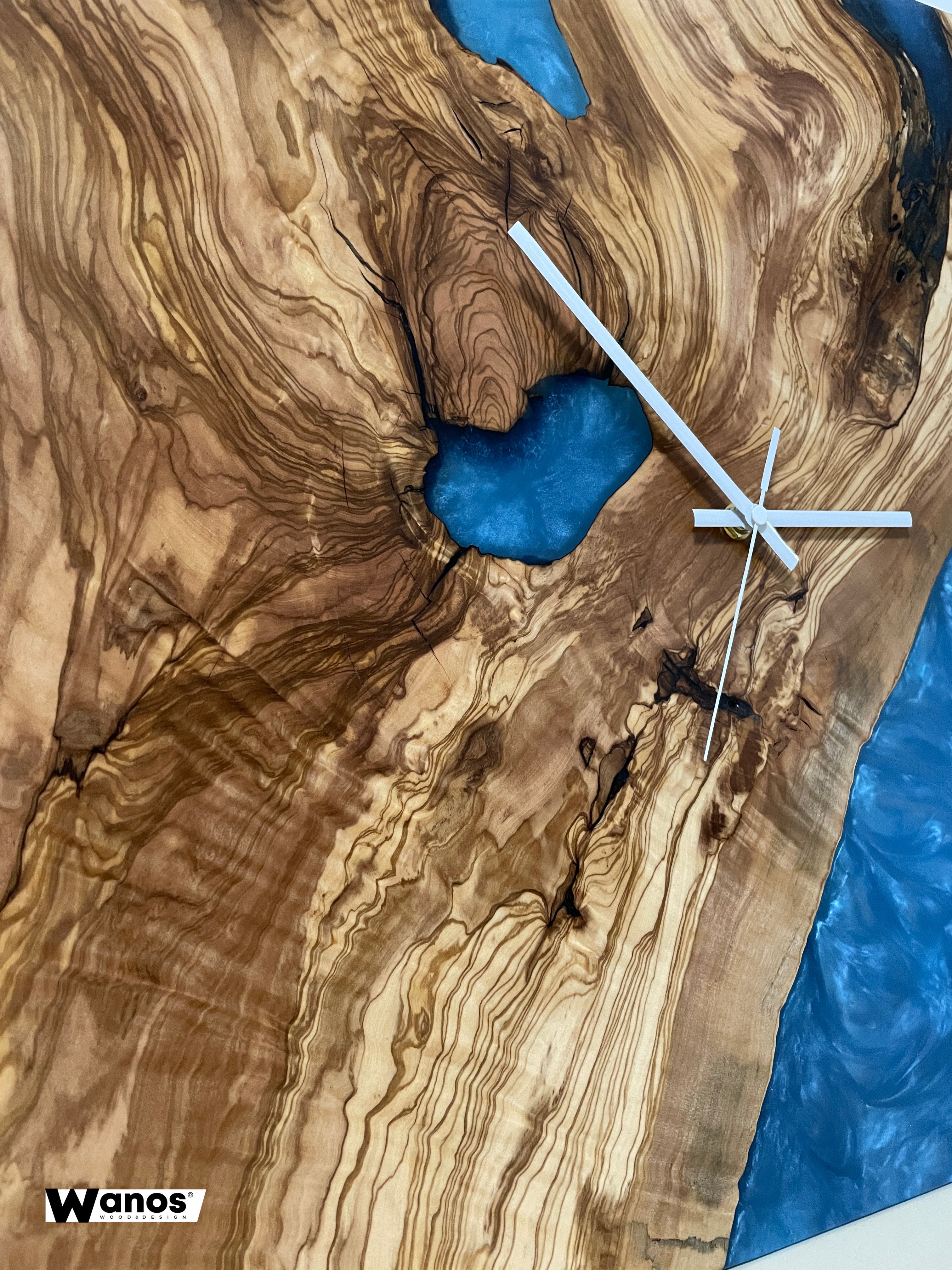 Orologio da parete circolare in legno massello e ferro artigianale in –  Wanos Wood & Design