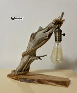 Lampada da tavolo in legno grezzo di design artigianale W-Sea