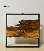 Orologio da parete di design realizzato in legno massello antico di ulivo su struttura in metallo nero opaco