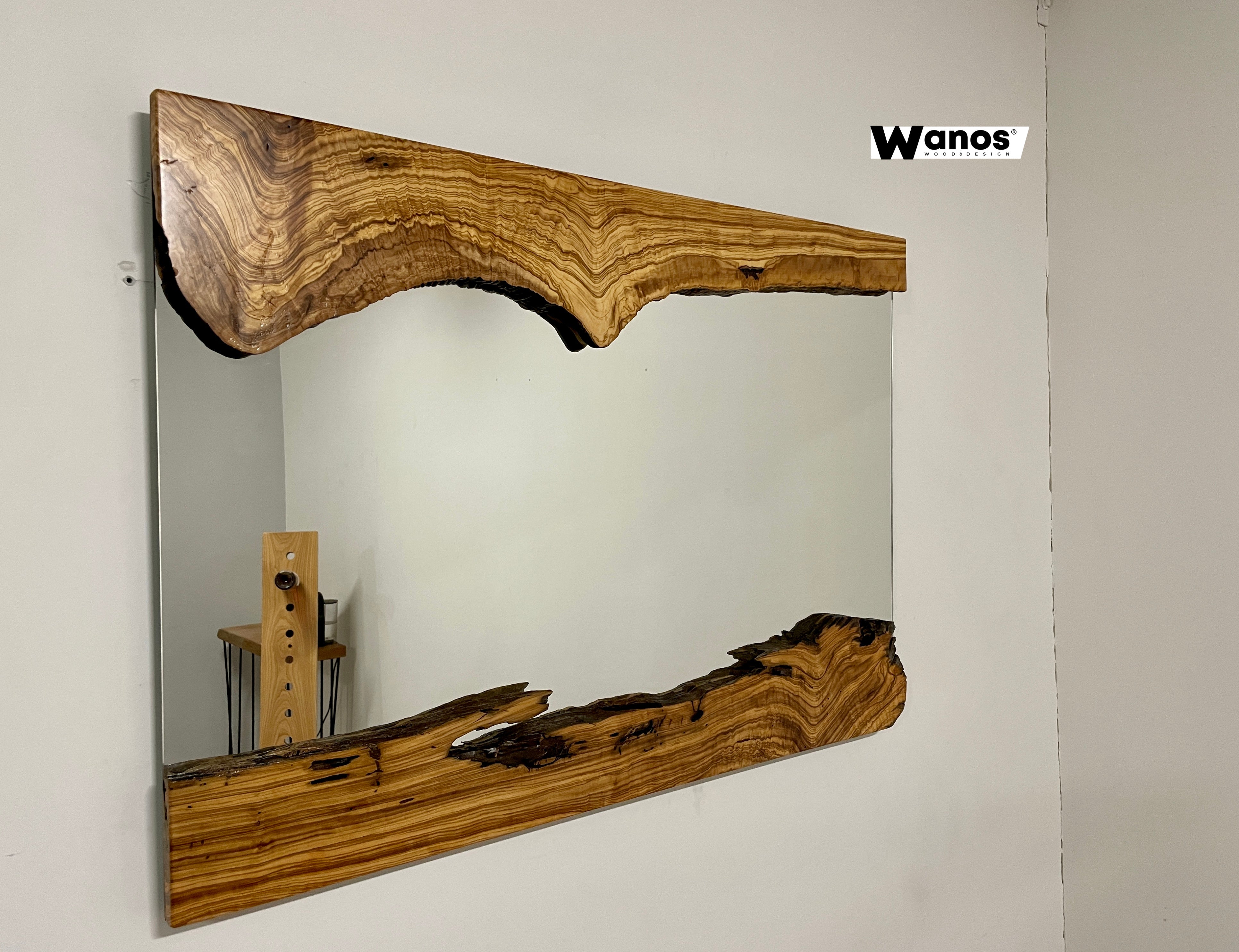 Specchio da parete di design con cornice in legno massello di ulivo se –  Wanos Wood & Design