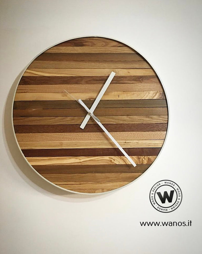 Circular wall clock with metal frame and noble solid wood sections