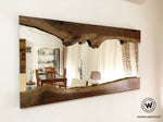 Specchio di design con cornice irregolare in legno massello di noce canaletto