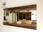 Specchio di design con cornice irregolare in legno massello di noce canaletto