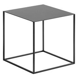 Tavolino in ferro battuto di colore nero con linee di design, ideale comodino hand-made