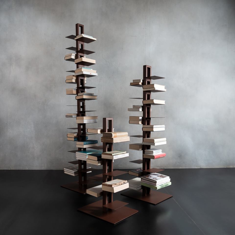 Libreria a colonna di design realizzata su struttura in ferro con ripi –  Wanos Wood & Design
