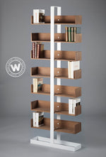 Libreria di design realizzata su struttura in ferro con ripiani in legno massello nobile