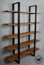 Libreria di design su struttura in metallo con mensole in legno massello di castagno