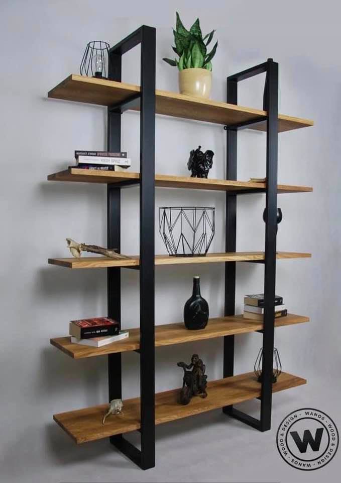 Libreria di design su struttura in metallo con mensole in legno