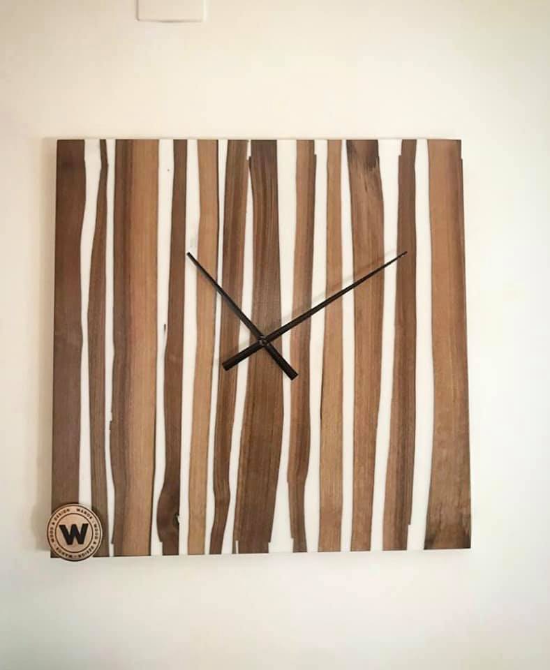 Orologio da parete di design realizzato in legno massello di noce