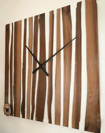 Orologio da parete di design realizzato in legno massello di noce americano e resina bianca
