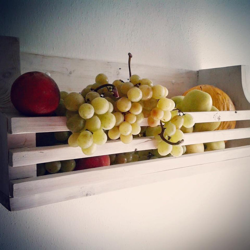 Portafrutta da parete realizzato in legno massello di design