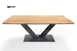 Tavolo di design realizzato in legno massello di rovere su struttura in metallo geometrica