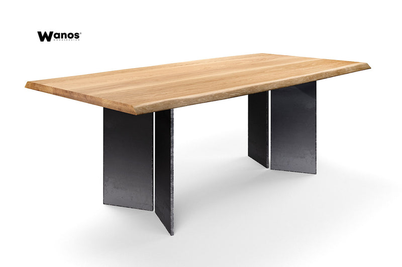 Tavolo di design realizzato in legno massello di rovere su struttura in metallo minimal