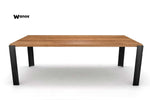 Tavolo di design realizzato in legno massello di rovere su struttura in metallo minimal