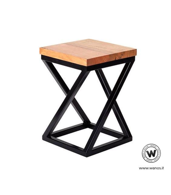 Sgabello di design con struttura in ferro geometrico e seduta in legno massello di castagno