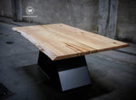 Tavolo di design in legno massello di castagno naturale su base in metallo con bordo irregolare