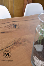 Tavolo di design  allungabile in legno massello di castagno scortecciato su base in metallo bianco opaco