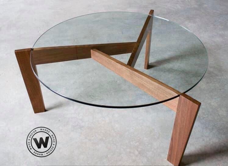 Design coffee table in wood and modern glass suitable for the living area