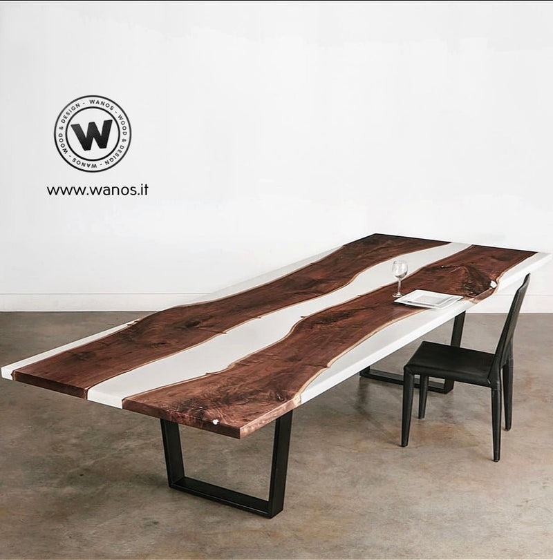 Tavolo di design realizzato in legno massello immerso in resina bianca –  Wanos Wood & Design