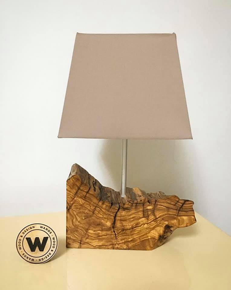 Lampada da tavolo di design in legno massello di ulivo secolare