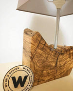 Lampada da tavolo di design in legno massello di ulivo secolare.