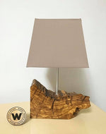 Lampada da tavolo di design in legno massello di ulivo secolare.