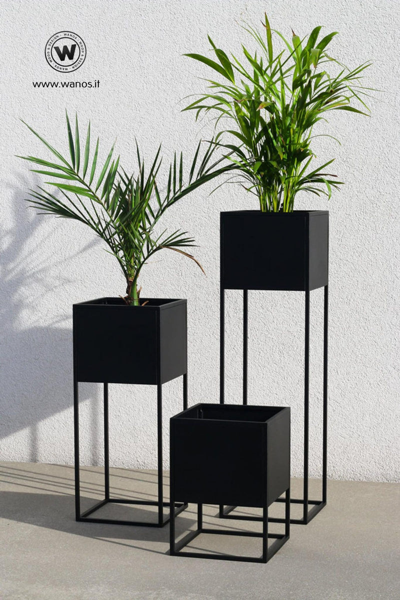 Portavaso di design realizzato in metallo di colore nero opaco