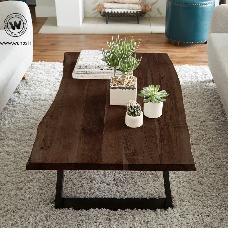 Coffee Table di design realizzato con ripiano in legno massello di castagno scortecciato irregolare su base in metallo