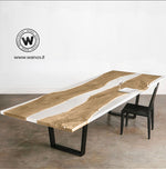 Tavolo di design realizzato in legno massello  immerso in resina bianca