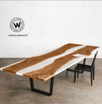 Tavolo di design realizzato in legno massello  immerso in resina bianca