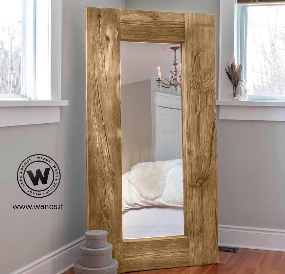 Specchio da terra con cornice in legno.