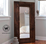 Specchio da terra di design con cornice in legno massello secolare invecchiato