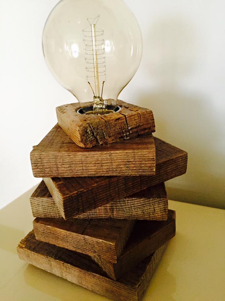 Lampada da tavolo in legno massello di design – Wanos Wood & Design
