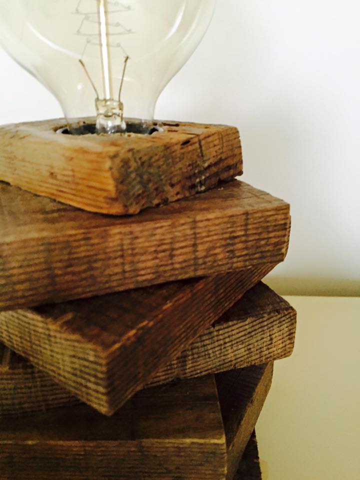Lampada da tavolo in legno grezzo artigianale Sea-2.0 – Wanos Wood & Design
