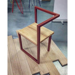 Seduta di design realizzata con struttura in ferro e piano in legno massello